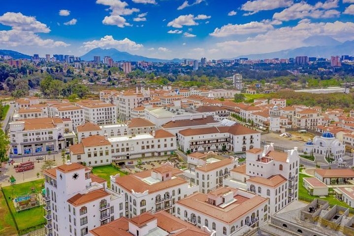 Guatemala - Famosa por suas ruínas maias e paisagens naturais impressionantes, oferece uma viagem rica em história e cultura. O custo de vida é baixo, tornando-a uma ótima opção para turistas com orçamento reduzido. Reprodução: Flipar