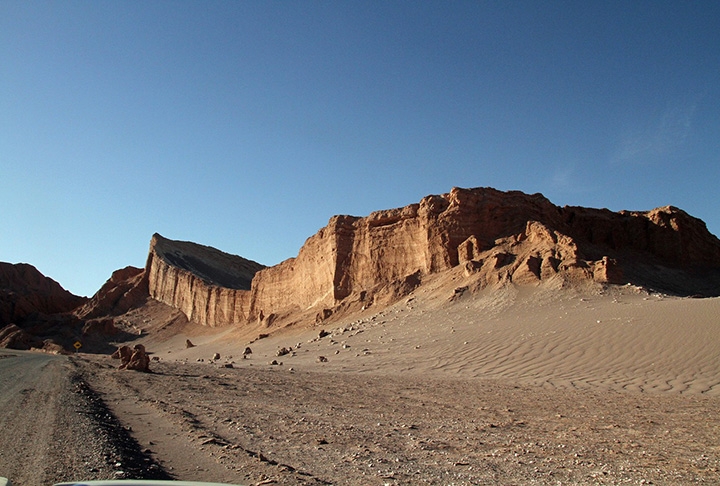 Assim, a evaporação das águas é impedida deixando a massa de ar local seca e gerando o clima árido do Deserto do Atacama, no Chile  Reprodução: Flipar