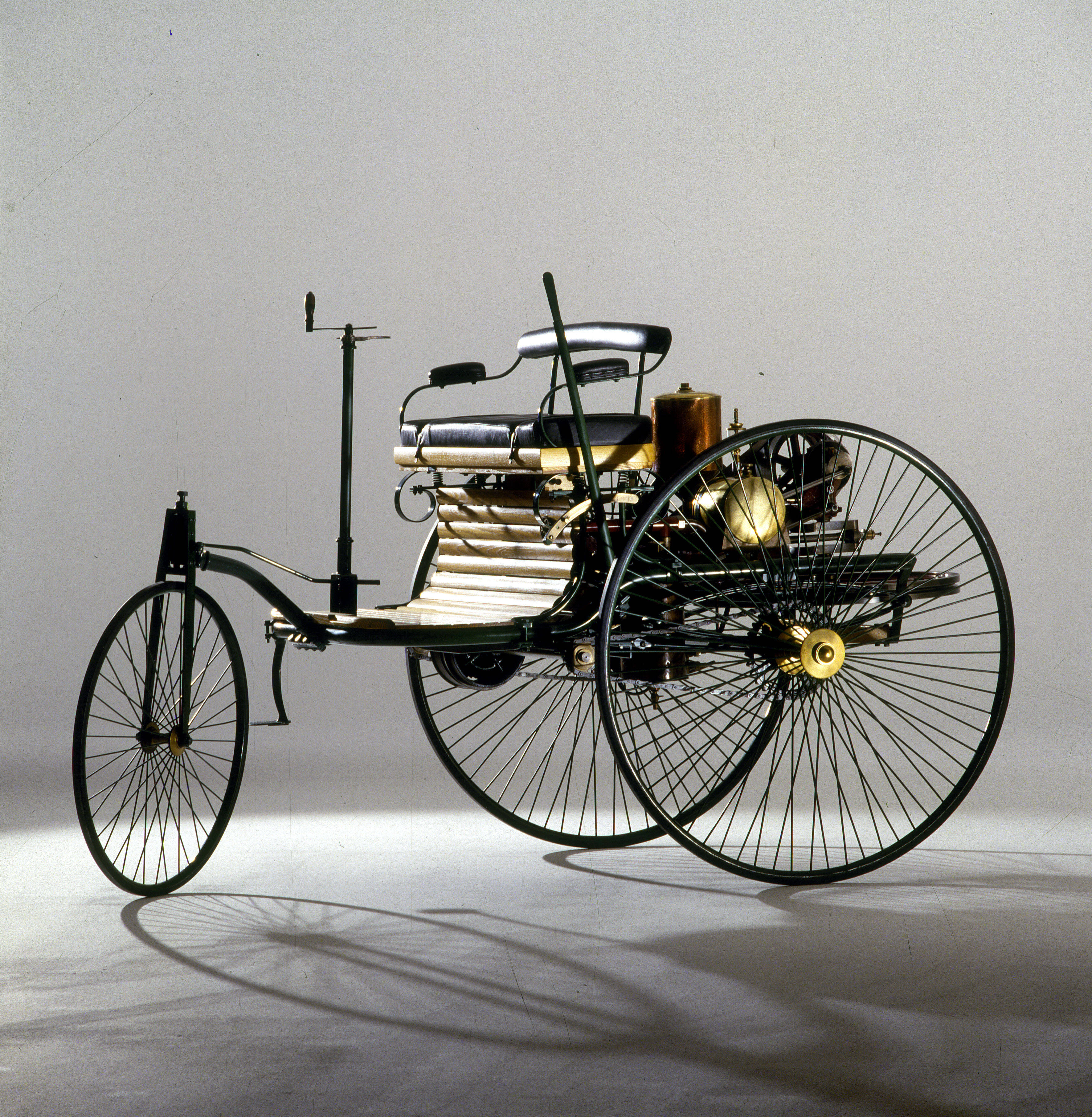 O primeiro carro do mundo: Mercedes-Benz Patent-Motorwagen de 1885. Foto: Divulgação
