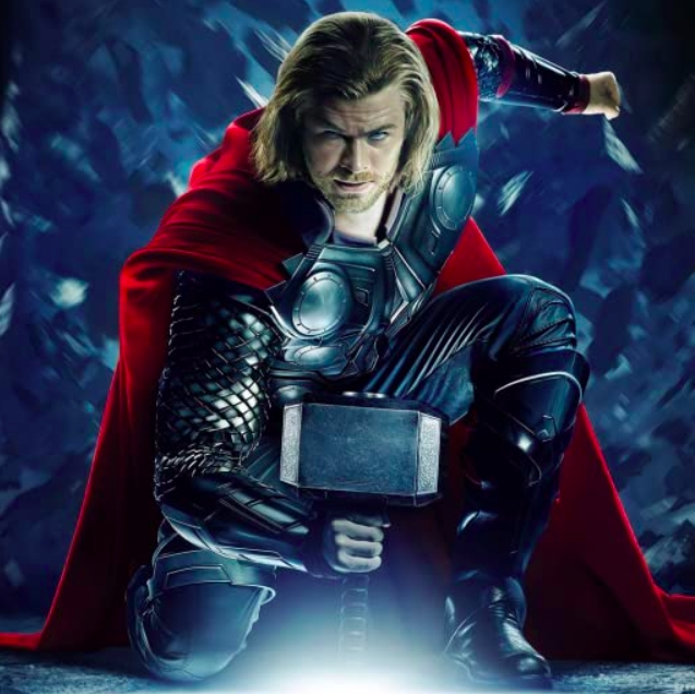 A carreira do ator deslanchou de vez quando ele foi escalado para viver o personagem Thor, no Universo Cinematográfico da Marvel, em 2011. Reprodução: Flipar