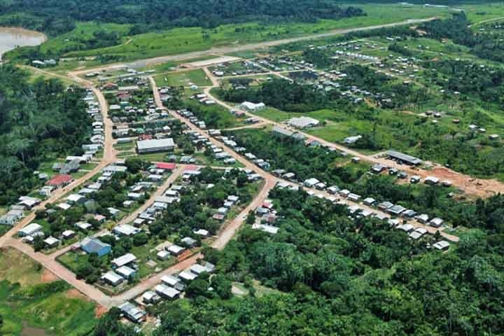 Santa Rosa do Purus (AC) - 43,78 pontos - Localizada em uma área de difícil acesso no Acre, isolada durante as cheias. Infraestrutura pública é insuficiente e de baixa qualidade. Economia baseada em subsistência com pouco incentivo externo. Reprodução: Flipar