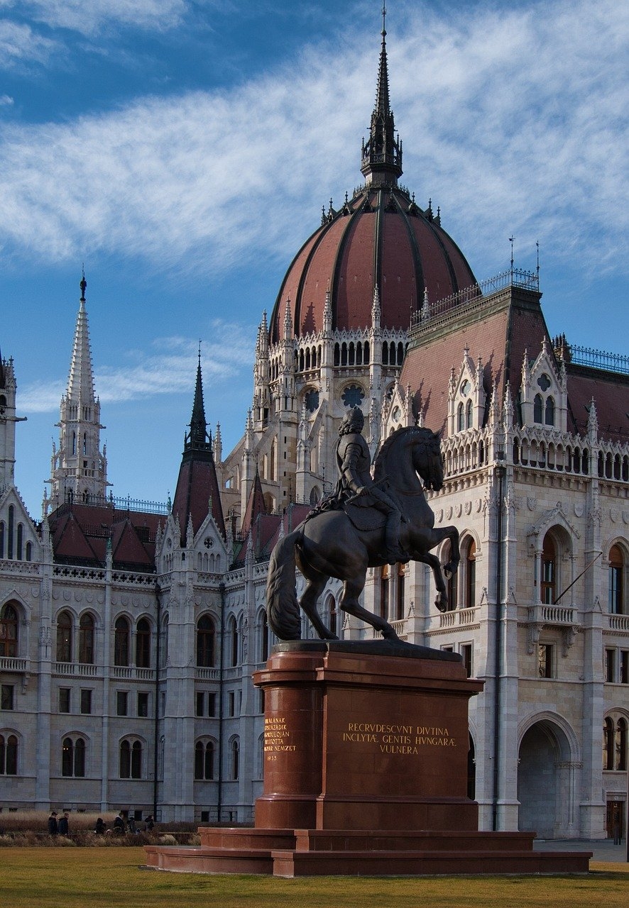 Palácio do Parlamento, (Budapeste, Hungria)- A cúpula do edifício gótico-renascentista é um dos marcos de Budapeste, com impressionante simetra. O interior da cúpula tem vitrais coloridos, estátuas de antigos governantes e heróis húngaros, além de ornamentos em ouro.  Reprodução: Flipar