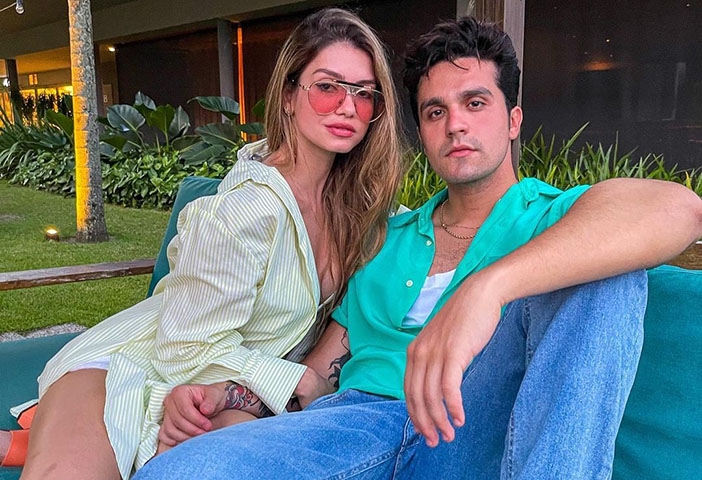 Juntos desde novembro de 2021, Luan Santana e Izabela Cunha anunciaram o fim do noivado no dia 25 de maio. Uma aproximação de Luan Santana com a ex, Jade Magalhães, teria ocasionado o fim do relacionamento.