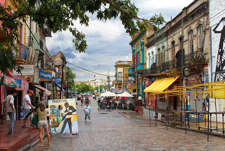 A rua é uma espécie de museu a céu aberto, cheia de restaurantes e bem colorida. Ela fica a 400 metros do icônico estádio da Bombonera, do Boca Juniors, o clube mais popular da Argentina e o terceiro da América do Sul. Reprodução: Flipar