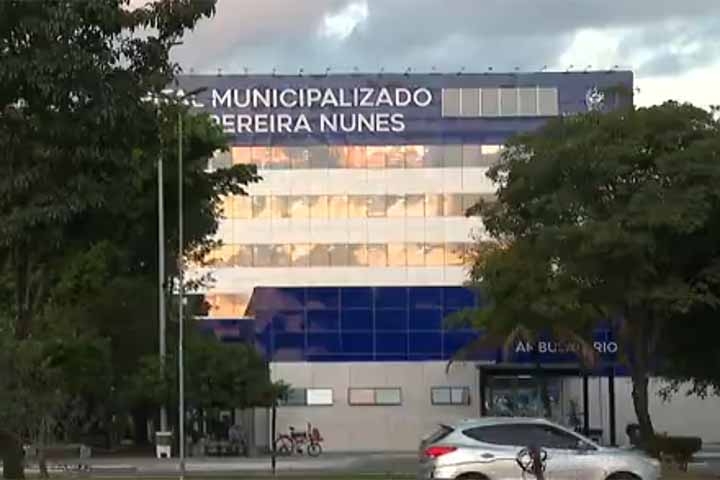 Mãe e filhos foram atendidos no Hospital Municipalizado Adão Pereira Nunes (HMAPN), em Duque de Caxias. 
 Reprodução: Flipar