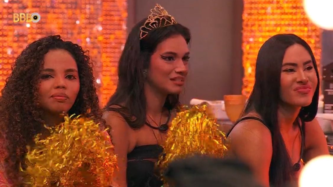 Pitel, Alane e Isabelle reagindo a show de talentos em festa no 'BBB 24' Reprodução/Globo - 14.03.2024 