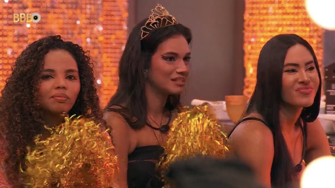 Pitel, Alane e Isabelle reagindo a show de talentos em festa no 'BBB 24' Reprodução/Globo - 14.03.2024 