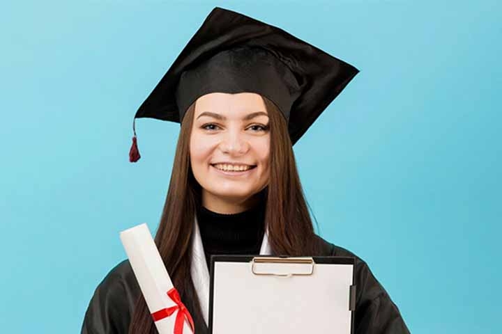 O chapéu de formatura, ou mortarboard, é feito de feltro, com uma base quadrada e um tassel, usado em cerimônias de graduação. Este chapéu simboliza a conquista acadêmica e é um item tradicional em cerimônias de várias instituições ao redor do mundo. Reprodução: Flipar