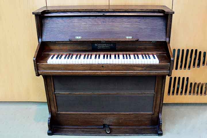 Celesta - Criada na França por Auguste Mustel em 1886, inspirada no Glockenspiel.
Teclas acionam martelos que batem em lâminas de metal, produzindo som suave e cintilante. Reprodução: Flipar