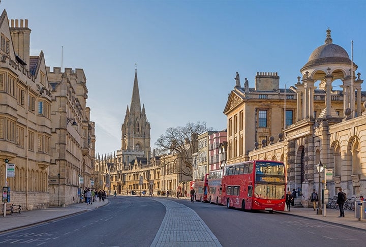 Desde então, a atriz se dedicou aos estudos, concluiu o Mestrado em Escrita Criativa na Universidade de Oxford e iniciou um Doutorado em Filosofia na mesma universidade. O programa tem duração de três anos, é presencial e, segundo o “Oxford Mail”, a atriz frequenta o campus sem privilégios, como qualquer outro estudante.
 Reprodução: Flipar