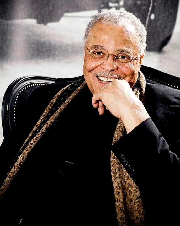 James Earl Jones - 93 anos. Nasceu em 17/1/1931, no Mississipi (EUA). Seu atuação mais recente com personagem foi em 2009 na série Dr House. Passou a se dedicar mais à dublagem.  Reprodução: Flipar