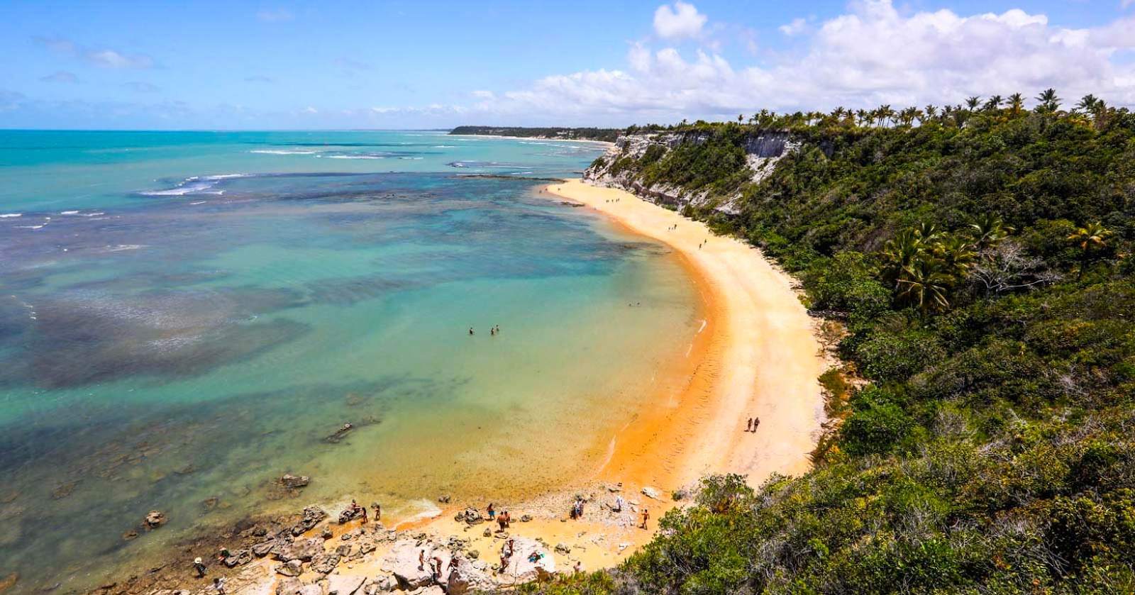Uma das praias mais deslumbrantes do sul da Bahia, a Praia do Espelho oferece falésias coloridas e piscinas naturais durante a maré baixa. Reprodução/Wowtickets.com