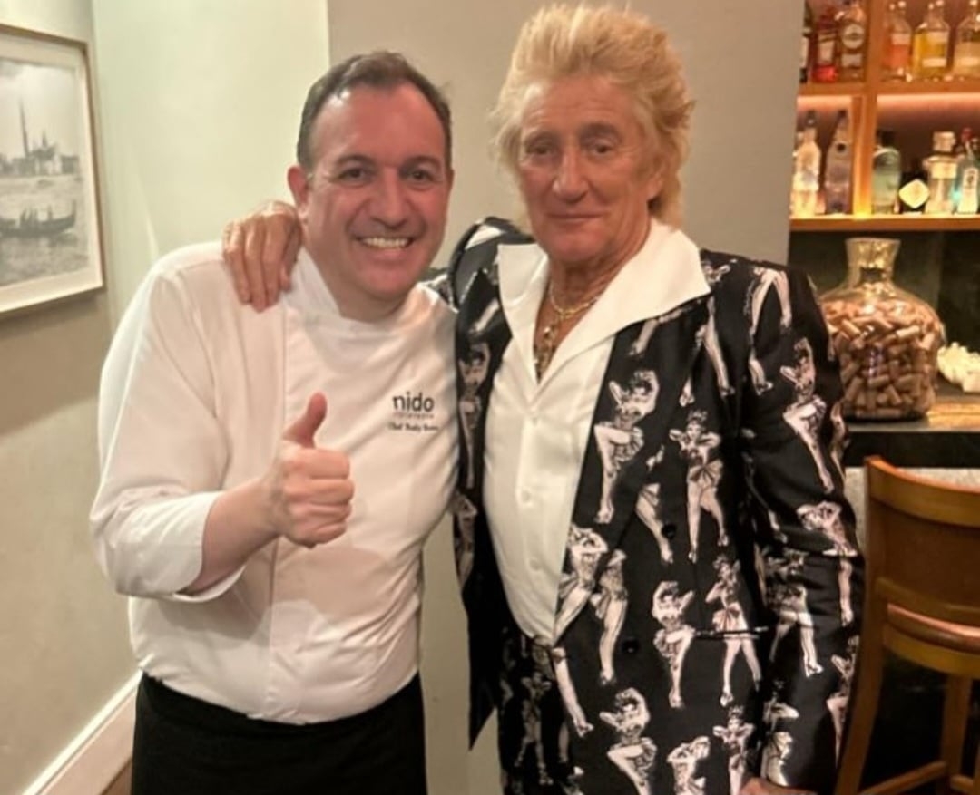 Ele tambem jantou no restaurante Nido, no Leblon, e posou com o chef de cozinha Rudy Bovo. A euforia foi grande quando o astro entrou no estabelecimento.  Reprodução: Flipar