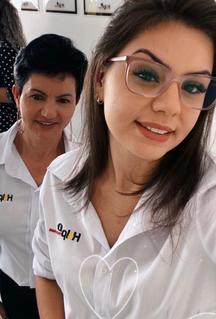 Para Kelly Vollmann, de 28 anos, a empreitada no empreendedorismo começou cedo. Formada em Administração, foi surpreendida no último ano de faculdade por uma gravidez. Com o apoio da mãe Marli Vollmann, 54 anos, a jovem entregou o trabalho de conclusão de curso apenas 20 dias após o nascimento da filha, alcançando a nota máxima, e se formou na graduação. Em 2020, cinco anos após o nascimento da bebê, o sonho do empreendedorismo reacendeu e ela conheceu a Help Multas. Em maio daquele ano iniciou a operação em Criciúma, Santa Catarina. "Quando cheguei na Help eu tinha o desejo de mudança e construir uma história. Confesso que não sabia onde a cidade ficava, eu só agarrei a oportunidade e me joguei. Devido a mudança, pedi para que minha mãe ficasse com minha filha por pelo menos três meses até eu me estabilizar. No fim, alcancei a maior meta da história da Help após um ano de operação e consegui reencontrar minha filha após um mês e meio", relembra a franqueada. A história foi tão inspiradora que a própria mãe de Kelly seguiu os mesmos passos da filha e investiu em uma franquia da Help Multas na cidade de Florianópolis, Santa Catarina, em 2022.. Foto: Divulgação