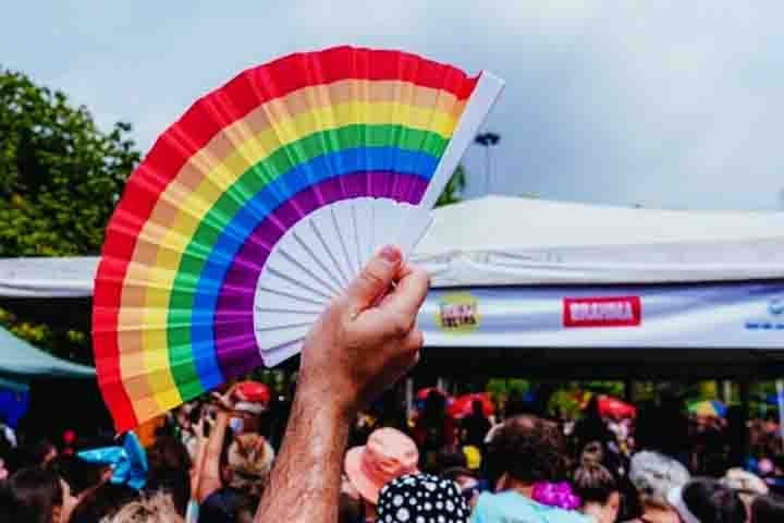 Mais do que sua característica de abanar e afastar o calor, os leques fazem parte da história de luta da comunidade LGBTQIAPN , na luta contra discriminação de gênero, e levam o arco-íris da bandeira e essa representatividade. Reprodução: Flipar