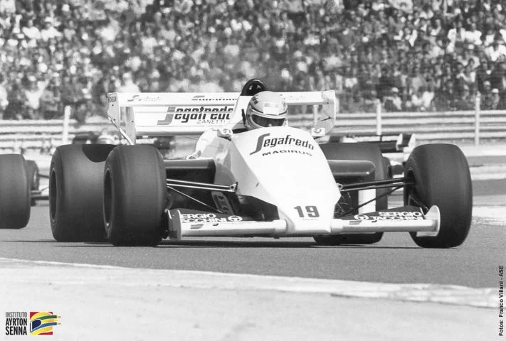 Senna começou sua carreira na Fórmula 1 em 1984 pela equipe Toleman, e em 1985 passou a correr pela Lotus, onde alcançou suas primeiras vitórias. Reprodução: Flipar