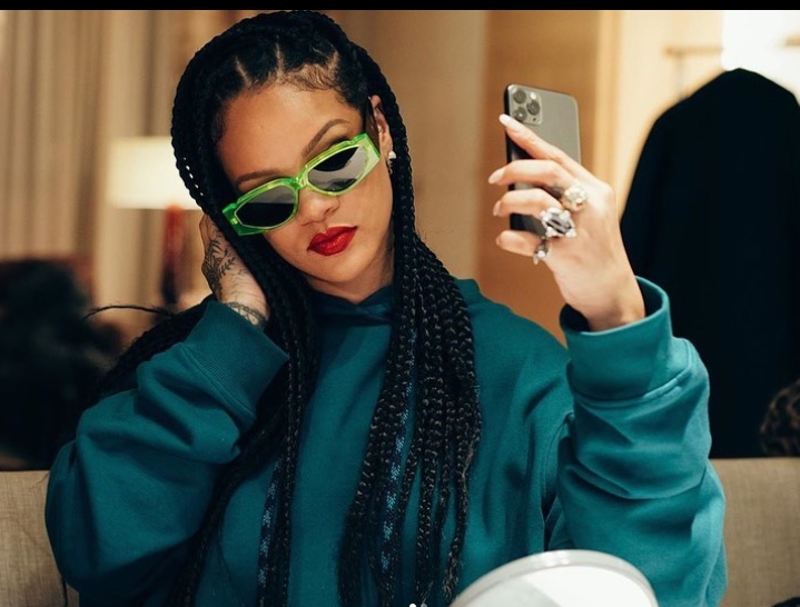Em 2021, a revista Forbes avaliou a fortuna de Rihanna em cerca de US$ 1,75 bilhão (R$ 9 bilhões): a mais rica dentre as cantoras no mundo. 