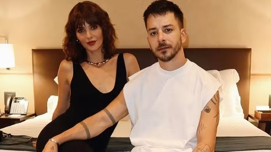 Monica Benini contou nas redes sociais que chegou a terminar o namoro com o cantor Junior Lima por causa da fama do músico.  Reprodução: Flipar