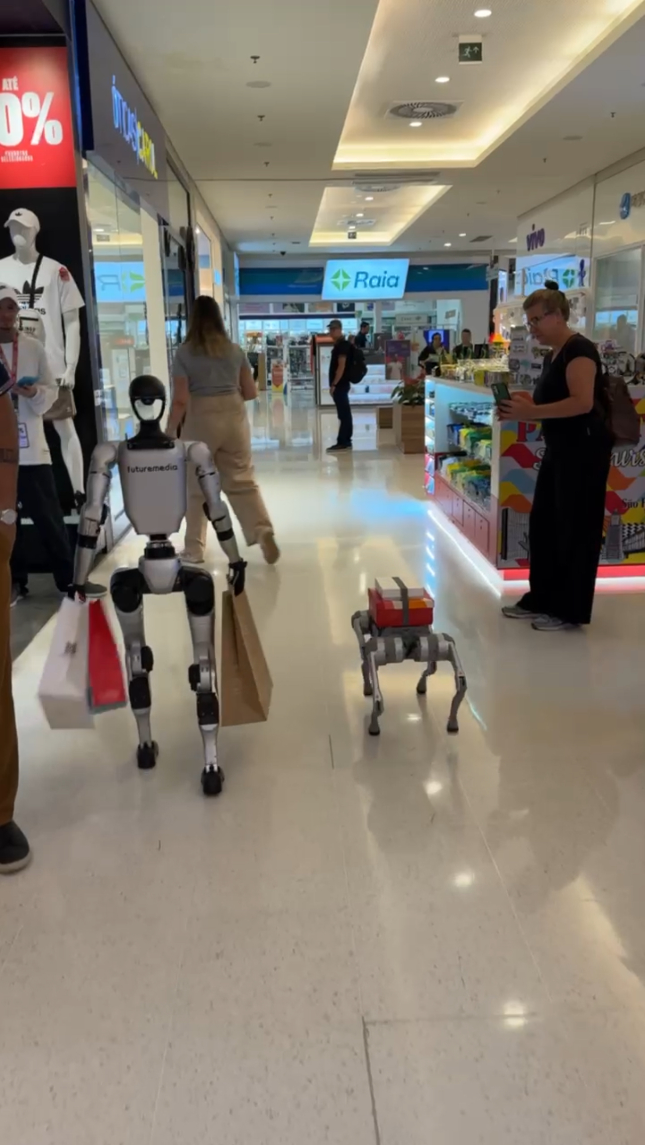 Robô humanoide também foi passear no shopping com o cachorro robótico Marcio Melo