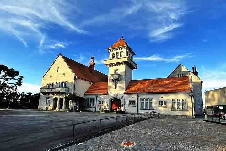 A cidade também reserva atrações culturais de peso. O Palácio Boa Vista, residência oficial de inverno do governador de São Paulo, oferece visitas guiadas e abriga um acervo impressionante de mais de 4 mil obras de arte. Reprodução: Flipar