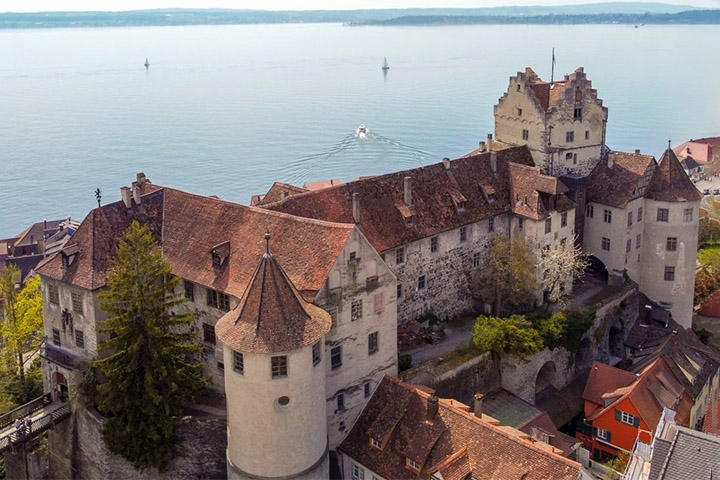 Já Meersburg é famosa por seu castelo medieval à beira da água, o que chama a atenção de turistas. Reprodução: Flipar