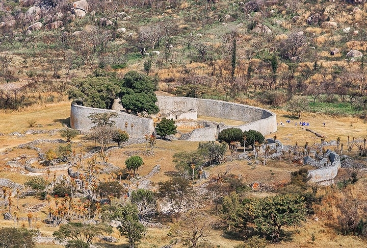 GRANDE ZIMBABUE -  É uma construção tão importante que deu seu nome ao país africano onde está localizada. Referência do povo bantu, responsável por erguer esses muros de granito que alcançam 11 metros de altura. Também simboliza o progresso atingido pela África antiga.  Reprodução: Flipar