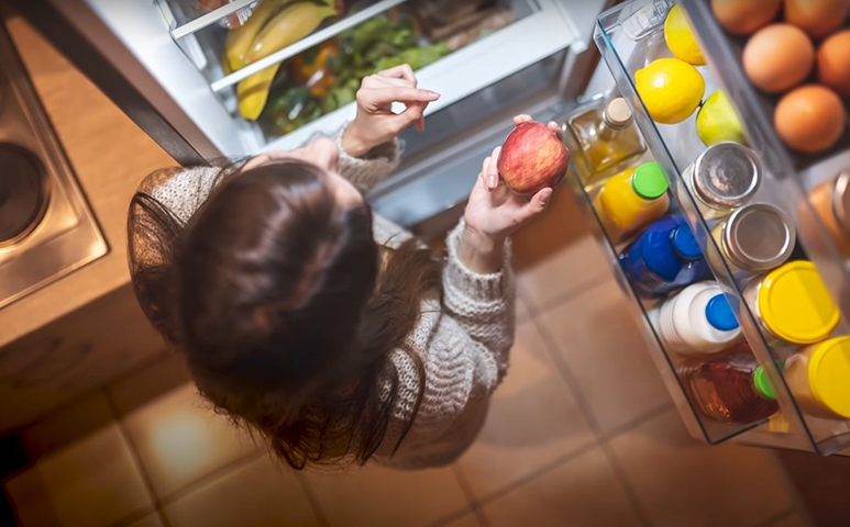 Seguindo as orientações de fabricação, os legumes, as frutas e as verduras devem ficar sempre dentro da gaveta. Já a  porta deve receber as garrafas de bebidas, potes de geleias, embalagens que contenham temperos e as conservas.  Reprodução: Flipar