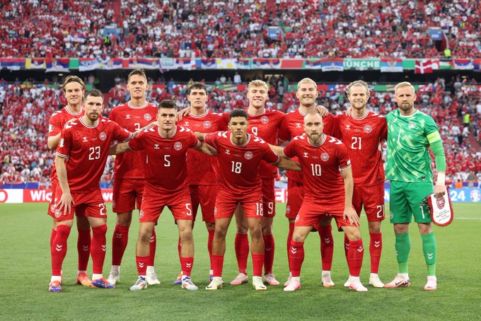 Dinamarca x Sérvia (Fotos: X/Uefa Euro 2024, X/DBU e X/FA of Serbia)