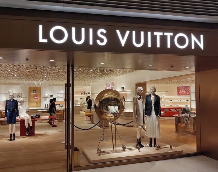 Buscando aproveitar essa representatividade, a Louis Vuitton a convidou para se apresentar no encerramento de um desfile de moda em Paris e Winehouse embolsou um milhão de dólares. 