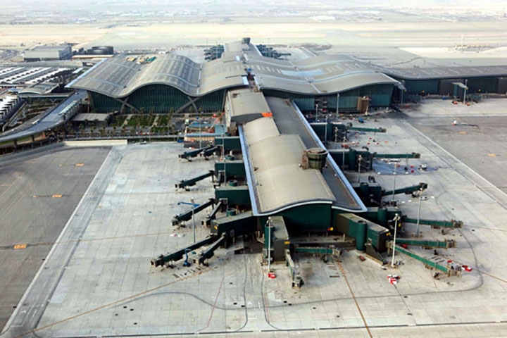 1º) Aeroporto Internacional de Hamad (Catar): Eleito o melhor aeroporto do mundo, o Aeroporto Internacional de Hamad conta com spa, extensa área verde interna, hotéis de luxo e até obras de arte. Conheça mais sobre ele! Reprodução: Flipar
