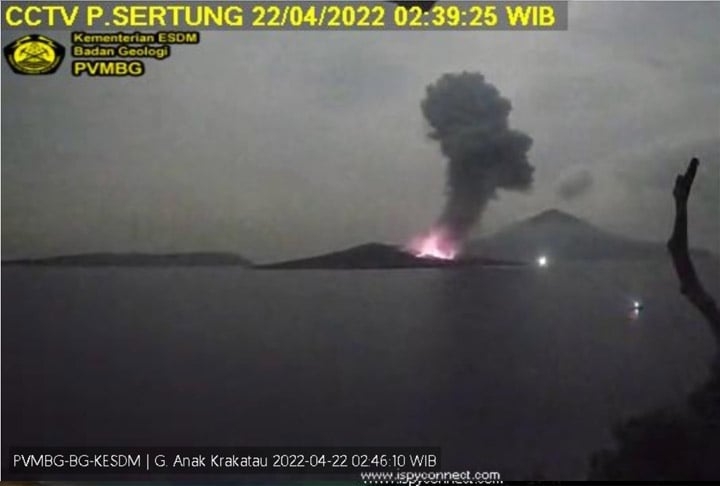 As pessoas moram em vilarejos ou cidades perto de vulcões ativos. São 45 em Java, entre eles o Merapi e o Kelud. Reprodução: Flipar