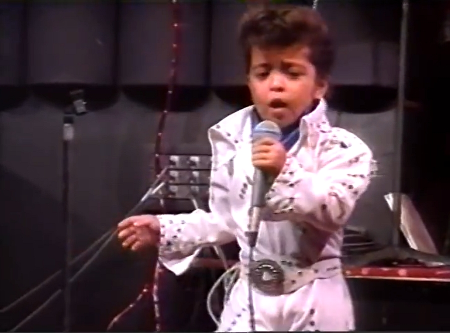 Aos quatro anos de idade, o cantor havaiano imitava o “Rei do Rock” semanalmente em suas apresentações, o que o fez ficar notadamente conhecido na ilha. Reprodução: Flipar
