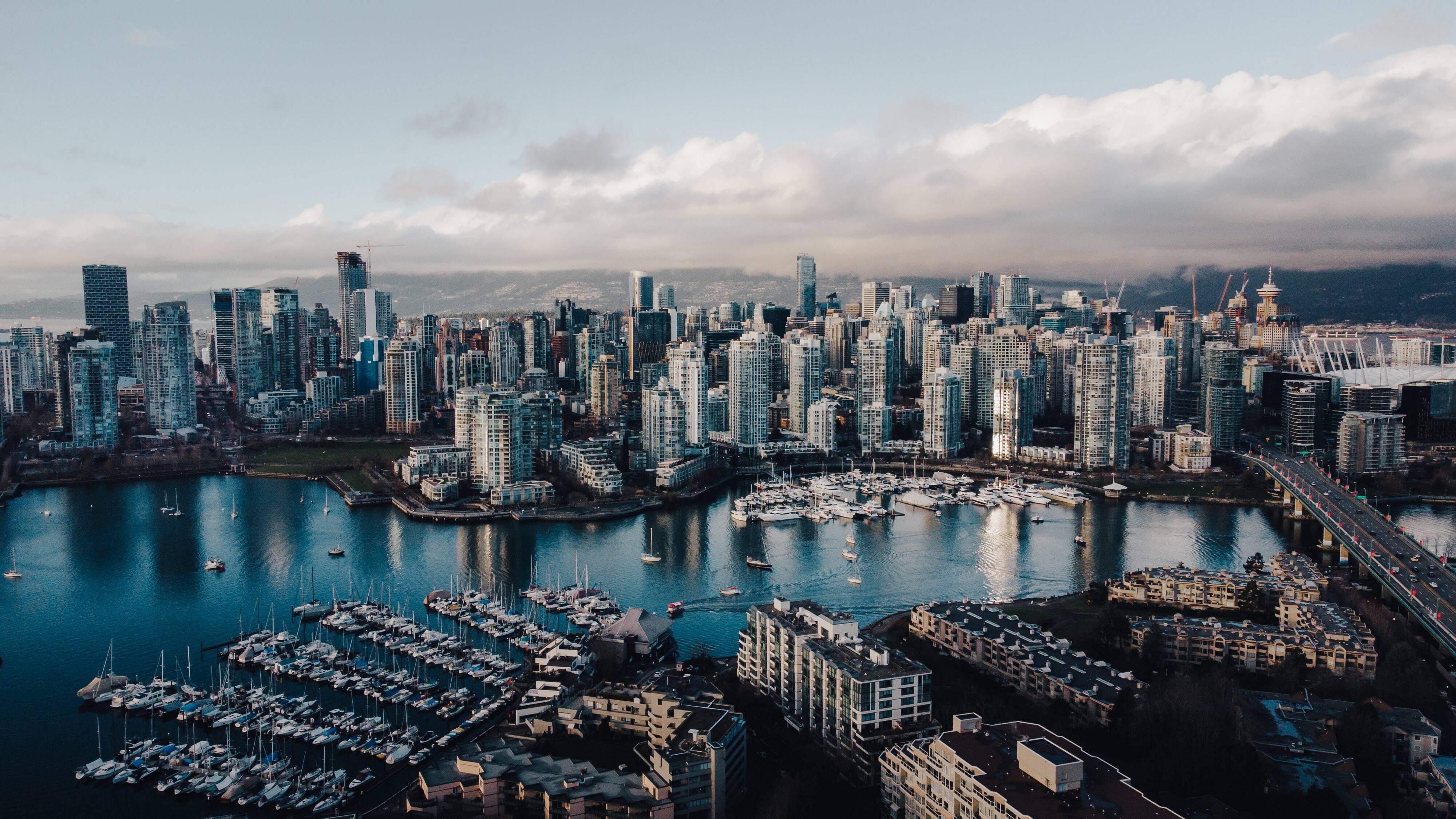 Moderna, segura e cheia de natureza, Vancouver é uma das principais opções de moradia, visita e intercâmbio de brasileiros. Foto: Matt Wang/Unsplash