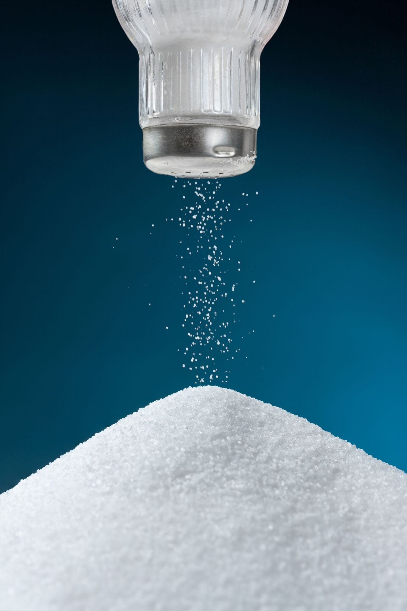 1. Diminua o consumo de sal Tente limitar o consumo a um máximo de 6g (uma colher de chá) de sal por dia. Muitos alimentos pré-embalados já contêm sal, então lembre-se de verificar os rótulos dos alimentos e escolher aqueles com menos quantidade. Reprodução: EdiCase