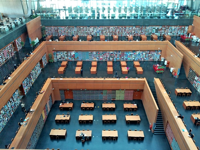 É a maior biblioteca da Ásia. Tem mais de 26 milhões de itens, incluindo o mais rico acervo de literatura chinesa e documentos históricos. Dentre as curiosidades, 35 mil inscrições em ossos e cascos de tartaruga
