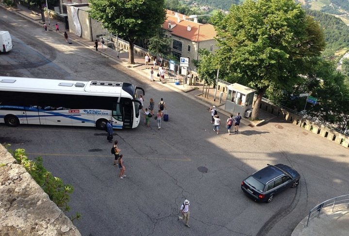 De Rimini, é possível pegar um ônibus diretamente para San Marino, com uma viagem que dura cerca de 40 minutos. Reprodução: Flipar