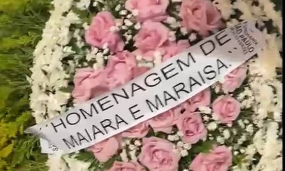 Coroa de flores enviadas por Maiara e Maraisa para o velório de Marília Mendonça . Foto: Divulgação