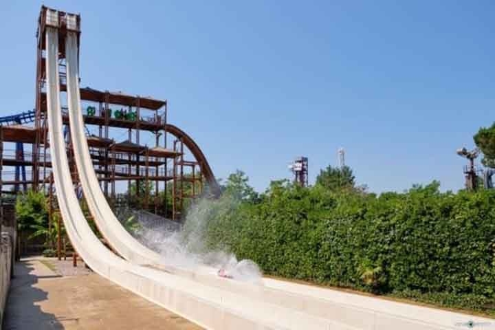 Stukas BOOM: Este toboágua incrível é localizado em Localita Fossalta, Lazise, Itália. O parque aquático que o abriga é o Caneva World Aquapark. O tipo é de inclinação dupla de alçapão de queda livre. A altura impressionante é de 32 metros.  Reprodução: Flipar