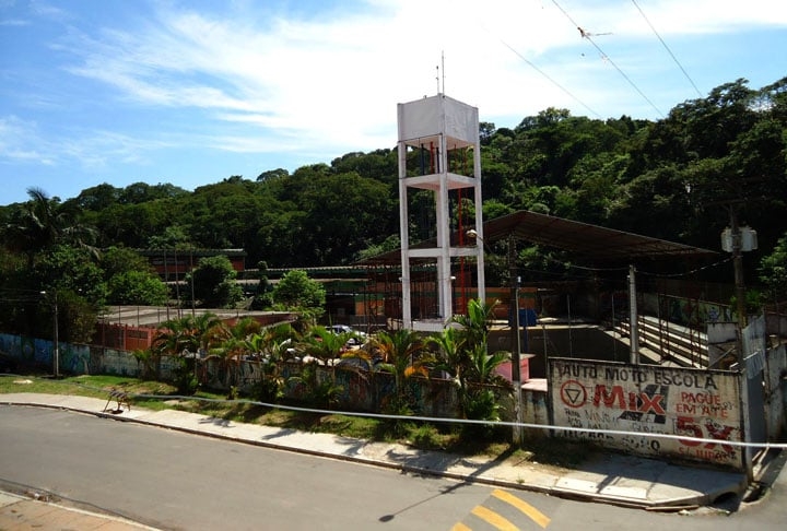 Tudo começou quando uma professora levou a classe para um exercício na horta da Escola Estadual Doutor Mário Toledo de Moraes, no bairro Laranjeiras, e na mata do Parque Estadual do Juquery. É uma região com muitos mosquitos e à noite a jovem começou a reclamar de dores na panturrilha. Reprodução: Flipar