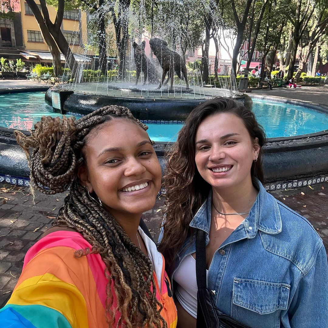 Jessi Alves e a namorada, Sté Frick, em viagem ao México