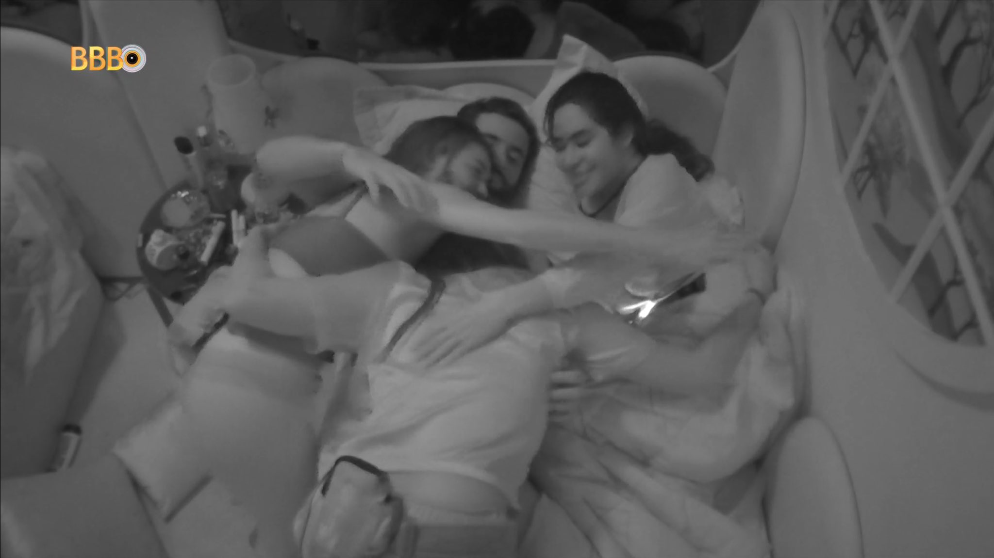 Em cama, Isabelle e Matteus receberam abraço de Alane e Beatriz no 'BBB 24' Reprodução/Globo - 09.04.2024 