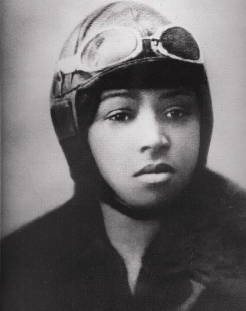 Bessie Coleman: Foi a primeira mulher afro-americana e a primeira nativa americana a obter uma licença de piloto internacional. Ela não conseguiu entrar em escolas de aviação nos Estados Unidos por causa da discriminação racial, então foi à França para aprender a voar. Reprodução: Flipar