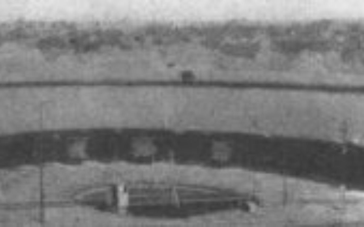 Campinas (SP):   A rotunda da Companhia Paulista de Estradas de Ferro já não existe. A demolição ocorreu possivelmente em 1922, quando começaram as linhas eletrificadas no trecho.  Imagens de 1918 mostram a estrutura ainda em funcionamento. Ela ficava ao lado da rotunda da Mogiana, que sobreviveu por mais tempo.  Esse conjunto ferroviário foi um dos mais importantes do interior paulista, mas hoje restam apenas registros fotográficos e memoriais.. Foto: Reprodução/Estações Ferroviárias do Brasil