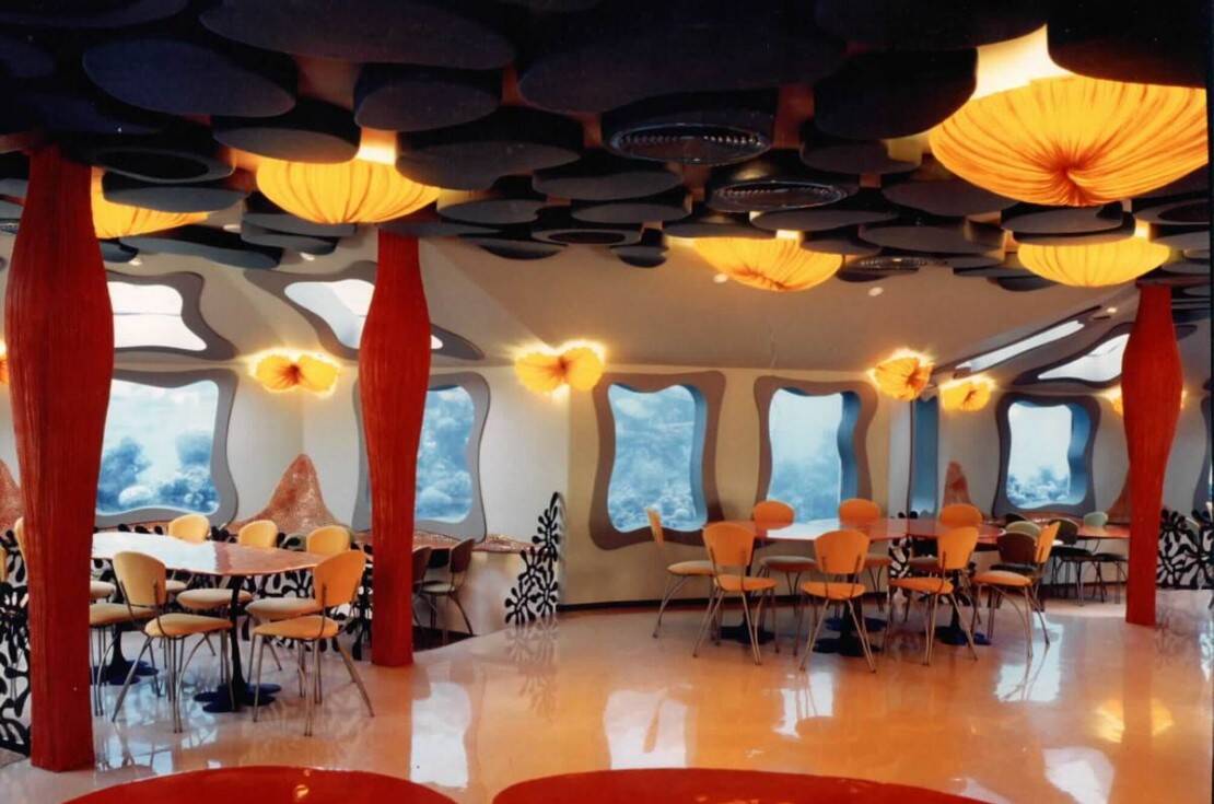 Restaurante está submerso no Mar Vermelho e possui janelões para que turistas apreciem vista. Foto: Divulgação