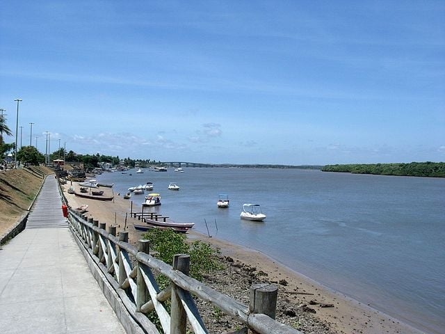 Aracaju fica no leste do Sergipe e é cortada por rios, como o Sergipe e o Poxim.  A cidade ocupa uma área de 181 km² e tem cerca de 680 mil habitantes. O nome tem origem no Tupi: arakaiu, cajueiro das araras.  Reprodução: Flipar