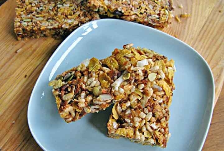 Barra de granola - As barras de granola comuns, que são vendidas em qualquer supermercado e lojas de produtos naturais, muitas vezes contêm uma variedade de frutas secas para adicionar sabor e nutrientes. Reprodução: Flipar