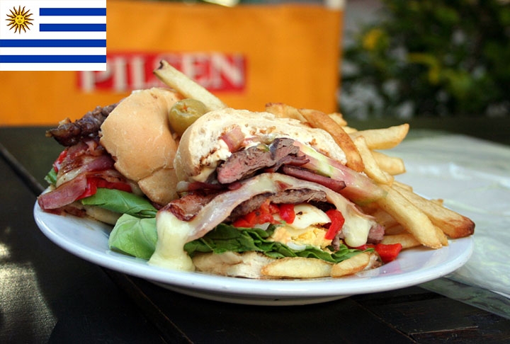 O chivito é uma das marcas da culinária uruguaia. Trata-se de um sanduíche à base de filet que, normalmente, vem em tamanho gigante, para o deleite das pessoas de grande apetite. Reprodução: Flipar