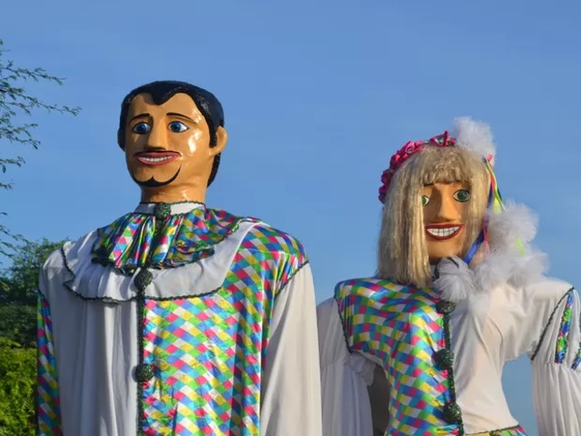 Em 1929, o jovem artista criou a boneca Vitalina para ser a companheira de Zé Pereira e desfilar com ele pelas ruas da cidade sertaneja. Os dois chegavam à cidade com a encenação de ritual às margens do Rio São Francisco.  Reprodução: Flipar