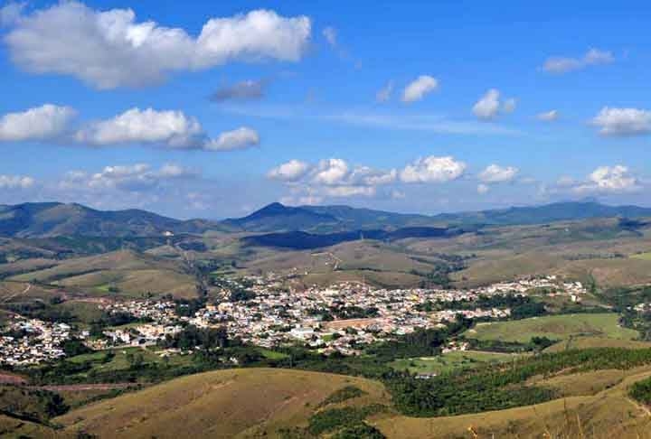 Bom Jardim de Minas(1.250m)- A cidade fica a 290 km de Belo Horizonte, tem cerca de 6.500 habitantes e é conhecida por suas belezas naturais e clima frio. O carnaval da cidade - popular na região - e a festa do padroeiro no mês de agosto atraem visitantes. Na agropecuária, destaca-se na produção de leite e queijos. Reprodução: Flipar