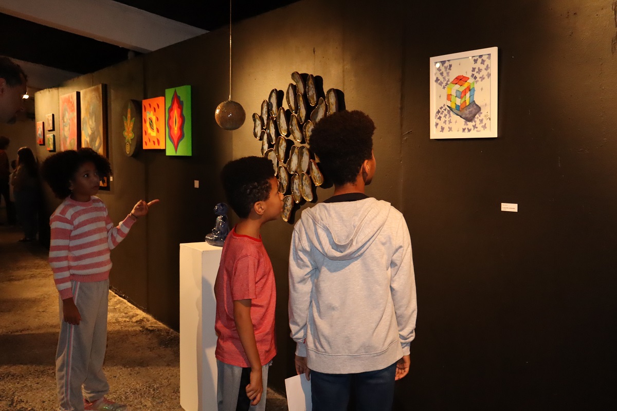 Crianças observam arte na abertura da Mostra de Artes Visuais. Foto: Foto: Pedro H. Lopes